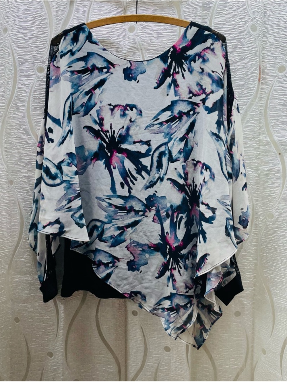 Le Chateau Floral Blouse Womens Large Blue White Excellent Lace Split Sleeve Top